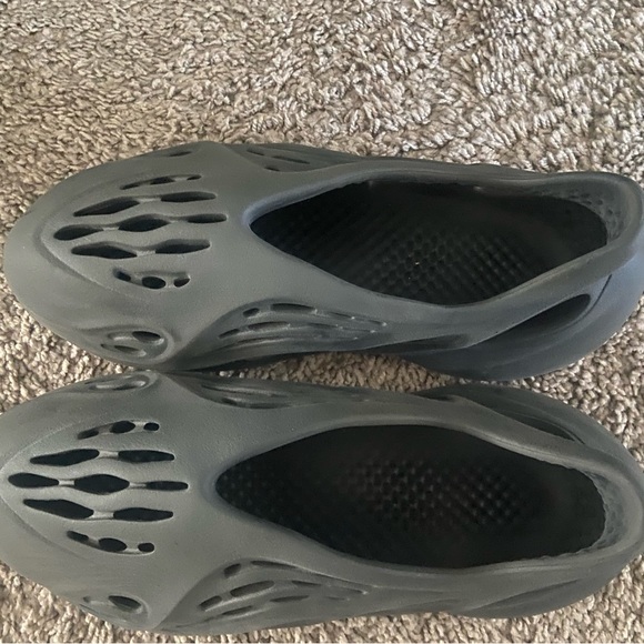 Size 11 Yeezy Adiads foamrunners “onyx”